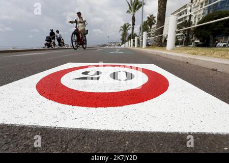 ©PHOTOPQR/NICE MATIN/Dylan Meiffret ; Nizza ; 29/07/2022 ; De nouvelles signaletiques de securisation de la Piste cyclable de la Promenade des Anglais ont ete installees . Nouvelles couleurs pour le Passage pietons, et feux tricolores pour les vélos. papier Antoine Louchez - Nizza, Frankreich, juli 29. 2022 Neue Sicherheitsbeschilderung für den Radweg Promenade des Anglais Stockfoto