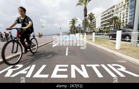 ©PHOTOPQR/NICE MATIN/Dylan Meiffret ; Nizza ; 29/07/2022 ; De nouvelles signaletiques de securisation de la Piste cyclable de la Promenade des Anglais ont ete installees . Nouvelles couleurs pour le Passage pietons, et feux tricolores pour les vélos. papier Antoine Louchez - Nizza, Frankreich, juli 29. 2022 Neue Sicherheitsbeschilderung für den Radweg Promenade des Anglais Stockfoto