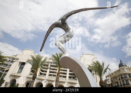 ©PHOTOPQR/NICE MATIN/Dylan Meiffret ; Nice ; 29/07/2022 ; 'l'ange de la baie', sculpture memorielle des attentats du 14 juillet 2016 sur la Promenade des Anglais . - Nizza, Frankreich, juli 29. 2022. gedenkarbeit L'Ange de la Baie von Jean-Marie-Fondacaro in Gedenken an die Opfer der Angriffe von Nizza vom 14. Juli 2016. Stockfoto