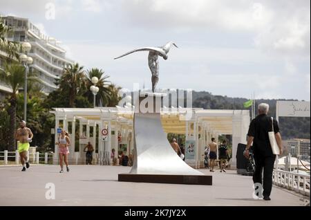 ©PHOTOPQR/NICE MATIN/Dylan Meiffret ; Nice ; 29/07/2022 ; 'l'ange de la baie', sculpture memorielle des attentats du 14 juillet 2016 sur la Promenade des Anglais . - Nizza, Frankreich, juli 29. 2022. gedenkarbeit L'Ange de la Baie von Jean-Marie-Fondacaro in Gedenken an die Opfer der Angriffe von Nizza vom 14. Juli 2016. Stockfoto