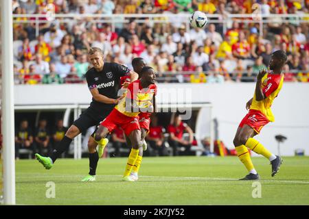 ©PHOTOPQR/VOIX DU NORD/COURBE ; 30/07/2022 ; FOOT L1 RACING CLUB DE OBJEKTIV SPIEL AMICAL DE VORBEREITUNG GEGEN WEST HAM UNITED. STADE BOLLAERT OBJEKTIV LE 30 JUILLET 2022. FOTO SEVERINE COURBE LA VOIX DU Nord Freundliches Fußballspiel zwischen RC Lens und West Ham United am 30. Juli 2022 im Stade Bollaert-Delelis in Lens, Nordfrankreich. Stockfoto