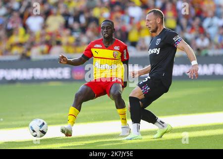 ©PHOTOPQR/VOIX DU NORD/COURBE ; 30/07/2022 ; FOOT L1 RACING CLUB DE OBJEKTIV SPIEL AMICAL DE VORBEREITUNG GEGEN WEST HAM UNITED. STADE BOLLAERT OBJEKTIV LE 30 JUILLET 2022. FOTO SEVERINE COURBE LA VOIX DU Nord Freundliches Fußballspiel zwischen RC Lens und West Ham United im Stade Bollaert-Delelis in Lens, Nordfrankreich am 30. Juli, Stockfoto