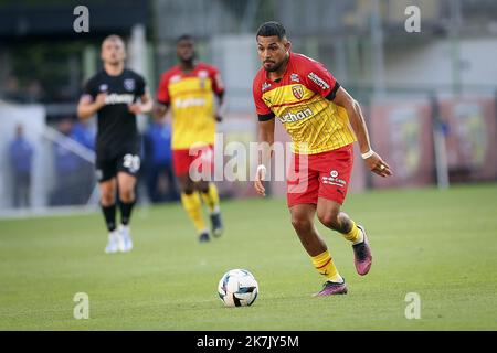 ©PHOTOPQR/VOIX DU NORD/COURBE ; 30/07/2022 ; FOOT L1 RACING CLUB DE LENS FACUNDO MEDINA MATCH AMICAL DE PREPARATION CONTRE WEST HAM UNITED. STADE BOLLAERT OBJEKTIV LE 30 JUILLET 2022. FOTO SEVERINE COURBE LA VOIX DU Nord Freundliches Fußballspiel zwischen RC Lens und West Ham United am 30. Juli 2022 im Stade Bollaert-Delelis in Lens, Nordfrankreich. Stockfoto