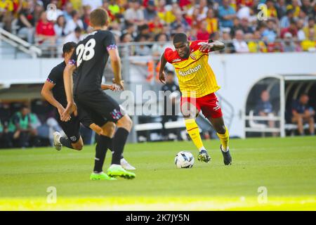 ©PHOTOPQR/VOIX DU NORD/COURBE ; 30/07/2022 ; FOOT L1 RACING CLUB DE OBJEKTIV SPIEL AMICAL DE VORBEREITUNG GEGEN WEST HAM UNITED. STADE BOLLAERT OBJEKTIV LE 30 JUILLET 2022. FOTO SEVERINE COURBE LA VOIX DU Nord Freundliches Fußballspiel zwischen RC Lens und West Ham United im Stade Bollaert-Delelis in Lens, Nordfrankreich am 30. Juli, Stockfoto