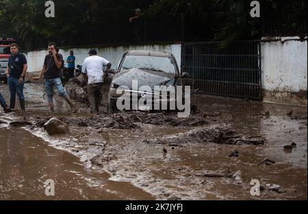 Maracay, Aragua, Venezuela. 17. Oktober 2022. 17. Oktober 2022. Regenfälle verursachen Überschwemmungen und Erdrutsche, im Sektor der Kastanie sind mehrere Todesfälle bekannt, in der Stadt Maracay, Aragua Staat. Foto: Juan Carlos Hernandez (Bild: © Juan Carlos Hernandez/ZUMA Press Wire) Stockfoto