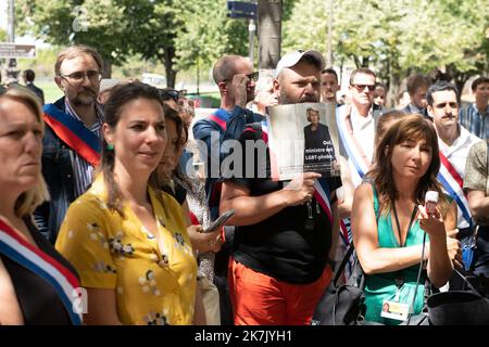 ©Laurent Paillier / Le Pictorium/MAXPPP - Paris 02/08/2022 Laurent Paillier / Le Pictorium - 2/8/2022 - Frankreich / Paris - Cette Manifestation a lieu en reaction aux propos de la ministre chargee des collectivites territoriales Caroline Cayeux. Cette derniere, ex-maire LR de Beauvais, avait qualitie de « caprice » et de « dessein contre-nature » l'ouverture du mariage aux personnes homosexuelles. Elle s'etait ensuite defendue tres maladroitement, explaniquant avoir plusieurs amis parmi « ces gens-la ». / 2/8/2022 - Frankreich / Paris - Diese Veranstaltung findet als Reaktion auf die Äußerungen des Ministers statt Stockfoto