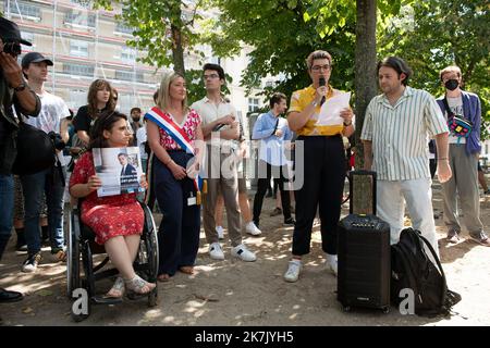 ©Laurent Paillier / Le Pictorium/MAXPPP - Paris 02/08/2022 Laurent Paillier / Le Pictorium - 2/8/2022 - Frankreich / Paris - Cette Manifestation a lieu en reaction aux propos de la ministre chargee des collectivites territoriales Caroline Cayeux. Cette derniere, ex-maire LR de Beauvais, avait qualitie de « caprice » et de « dessein contre-nature » l'ouverture du mariage aux personnes homosexuelles. Elle s'etait ensuite defendue tres maladroitement, explaniquant avoir plusieurs amis parmi « ces gens-la ». / 2/8/2022 - Frankreich / Paris - Diese Veranstaltung findet als Reaktion auf die Äußerungen des Ministers statt Stockfoto