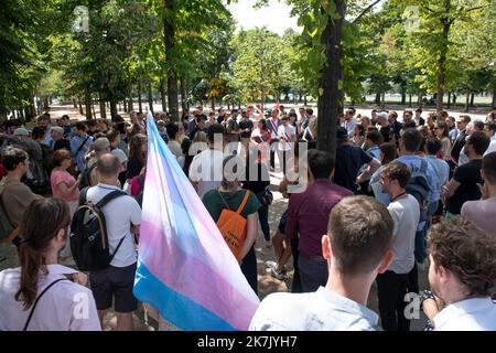 ©Laurent Paillier / Le Pictorium/MAXPPP - Paris 02/08/2022 Laurent Paillier / Le Pictorium - 2/8/2022 - Frankreich / Paris - Cette Manifestation a lieu en reaction aux propos de la ministre chargee des collectivites territoriales Caroline Cayeux. Cette derniere, ex-maire LR de Beauvais, avait qualitie de « caprice » et de « dessein contre-nature » l'ouverture du mariage aux personnes homosexuelles. Elle s'etait ensuite defendue tres maladroitement, explaniquant avoir plusieurs amis parmi « ces gens-la ». / 2/8/2022 - Frankreich / Paris - Diese Veranstaltung findet als Reaktion auf die Äußerungen des Ministers statt Stockfoto