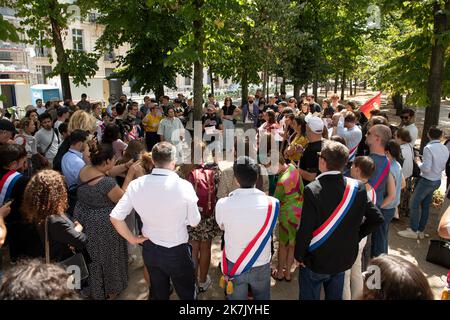 ©Laurent Paillier / Le Pictorium/MAXPPP - Paris 02/08/2022 Laurent Paillier / Le Pictorium - 2/8/2022 - Frankreich / Paris - Cette Manifestation a lieu en reaction aux propos de la ministre chargee des collectivites territoriales Caroline Cayeux. Cette derniere, ex-maire LR de Beauvais, avait qualitie de « caprice » et de « dessein contre-nature » l'ouverture du mariage aux personnes homosexuelles. Elle s'etait ensuite defendue tres maladroitement, explaniquant avoir plusieurs amis parmi « ces gens-la ». / 2/8/2022 - Frankreich / Paris - Diese Veranstaltung findet als Reaktion auf die Äußerungen des Ministers statt Stockfoto