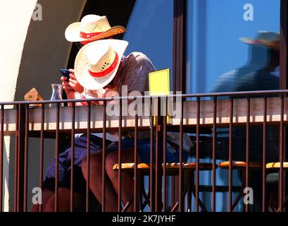 ©SERGE HAOUZI/MAXPPP - Nice Les chapeaux sont un des Accessoires preferes des francais en ete . En plus d'ajouter du Peps a une tenue, un chapeau peut completement changer un Look. Une tenue peut passer de simple a stylee simplement en ajoutant un chapeau elegant. SI vous vous demandez comment porter un chapeau ou comment avoir un bon Look avec un chapeau, n hesite plus . En ete, vous avez le feu vert pour sortir votre chapeau de Soleil à large bord .Les chapeaux a larges bords rendent le Port du chapeau en ete tellement amusant . Les chapeaux sont generalement de couleur claire en ete . Schön Stockfoto