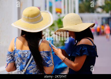 ©SERGE HAOUZI/MAXPPP - Nice Les chapeaux sont un des Accessoires preferes des francais en ete . En plus d'ajouter du Peps a une tenue, un chapeau peut completement changer un Look. Une tenue peut passer de simple a stylee simplement en ajoutant un chapeau elegant. SI vous vous demandez comment porter un chapeau ou comment avoir un bon Look avec un chapeau, n hesite plus . En ete, vous avez le feu vert pour sortir votre chapeau de Soleil à large bord .Les chapeaux a larges bords rendent le Port du chapeau en ete tellement amusant . Les chapeaux sont generalement de couleur claire en ete . Schön Stockfoto