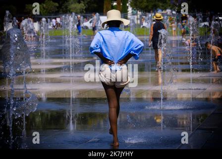 ©SERGE HAOUZI/MAXPPP - Nice Les chapeaux sont un des Accessoires preferes des francais en ete . En plus d'ajouter du Peps a une tenue, un chapeau peut completement changer un Look. Une tenue peut passer de simple a stylee simplement en ajoutant un chapeau elegant. SI vous vous demandez comment porter un chapeau ou comment avoir un bon Look avec un chapeau, n hesite plus . En ete, vous avez le feu vert pour sortir votre chapeau de Soleil à large bord .Les chapeaux a larges bords rendent le Port du chapeau en ete tellement amusant . Les chapeaux sont generalement de couleur claire en ete . Schön Stockfoto