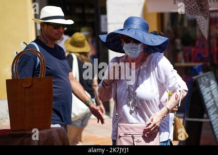 ©SERGE HAOUZI/MAXPPP - Nice Les chapeaux sont un des Accessoires preferes des francais en ete . En plus d'ajouter du Peps a une tenue, un chapeau peut completement changer un Look. Une tenue peut passer de simple a stylee simplement en ajoutant un chapeau elegant. SI vous vous demandez comment porter un chapeau ou comment avoir un bon Look avec un chapeau, n hesite plus . En ete, vous avez le feu vert pour sortir votre chapeau de Soleil à large bord .Les chapeaux a larges bords rendent le Port du chapeau en ete tellement amusant . Les chapeaux sont generalement de couleur claire en ete . Schön Stockfoto