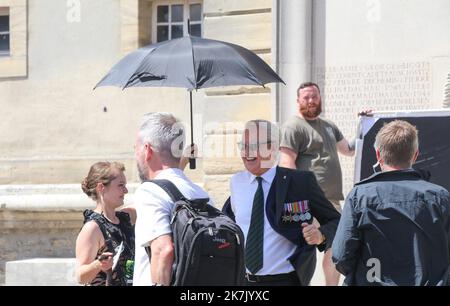 â©PHOTOPQR/OUEST FRANKREICH/Eric Marie ; ; 04/08/2022 ; Jeudi, Pierce Brosnan a passÃ© sa journÃ©e dans les rues de Bayeux, Ã l'occasion d'un tournage . L'ancien James-Bond interprÃ¨te cette fois-CI un VÃ©tÃ©ran. Bayeux, Normandie, Frankreich, 4. 2022. august an diesem Donnerstag, dem 4. August 2022, drehte der ehemalige Interpret von JamesBond in Bayeux (Calvados). Ein Film, in dem Pierce Brosnan einen Veteranen porträtiert, der aus einem Altersheim geflohen ist, um an den Landungszeremonien des D-Day teilzunehmen. Eine wahre Geschichte! Stockfoto