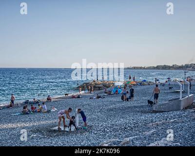 ©SERGE HAOUZI/MAXPPP - Nice en face de l hopital Lenval sur la Promenade des Anglais a Nice dans les Alpes Maritimes, les chiens dispoent d une Plage de 320 m pour se baigner et profiter en toute liberte. Les quatre pattes de tout poil ont le droit de gambader et s ebrouer a l envie apres un bon bain de mer . Elle est symboliquement delimitee par deux sculptures de Totor, un chien bien sur, souriant et farceur, Imagine par l artiste Stephane Bolongaro . Des robinets d Eau douce, des poubelles et des sacs a dejection equipent egalement les lieux. Nice le 07 Aout 2022 (Foto Serge Haouzi) Nizza Stockfoto