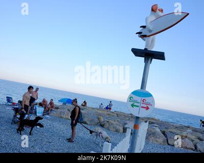 ©SERGE HAOUZI/MAXPPP - Nice en face de l hopital Lenval sur la Promenade des Anglais a Nice dans les Alpes Maritimes, les chiens dispoent d une Plage de 320 m pour se baigner et profiter en toute liberte. Les quatre pattes de tout poil ont le droit de gambader et s ebrouer a l envie apres un bon bain de mer . Elle est symboliquement delimitee par deux sculptures de Totor, un chien bien sur, souriant et farceur, Imagine par l artiste Stephane Bolongaro . Des robinets d Eau douce, des poubelles et des sacs a dejection equipent egalement les lieux. Nice le 07 Aout 2022 (Foto Serge Haouzi) Nizza Stockfoto