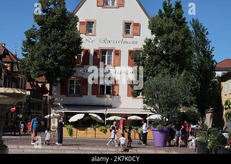 ©PHOTOPQR/L'ALSACE/Herve KIELWASSER ; Colmar ; 08/08/2022 ; UN groupe de touristes place des Six montagnes noires devant le Restaurant des Lavandières où une télé réalité chinois a été tournée . - Tourismus in Colmar, Elsass, Nordostfrankreich Stockfoto