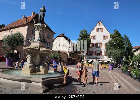 ©PHOTOPQR/L'ALSACE/Herve KIELWASSER ; Colmar ; 08/08/2022 ; UN groupe de touristes place des Six montagnes noires devant le Restaurant des Lavandières où une télé réalité chinois a été tournée . - Tourismus in Colmar, Elsass, Nordostfrankreich Stockfoto