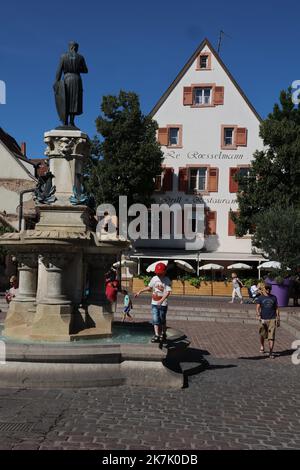 ©PHOTOPQR/L'ALSACE/Herve KIELWASSER ; Colmar ; 08/08/2022 ; UN groupe de touristes place des Six montagnes noires devant le Restaurant des Lavandières où une télé réalité chinois a été tournée . - Tourismus in Colmar, Elsass, Nordostfrankreich Stockfoto