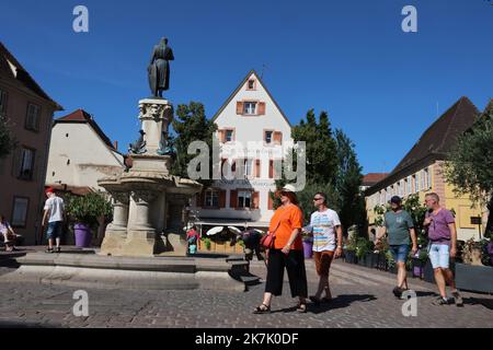 ©PHOTOPQR/L'ALSACE/Herve KIELWASSER ; Colmar ; 08/08/2022 ; UN groupe de touristes place des Six montagnes noires devant le Restaurant des Lavandières où une télé réalité chinois a été tournée . - Tourismus in Colmar, Elsass, Nordostfrankreich Stockfoto