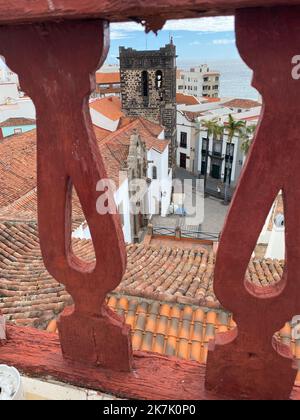 PRODUKTION - 27. August 2022, Spanien, Santa Cruz de la Palma: Von der Dachterrasse des kleinen Hotels Casa Alves in einem Haus aus dem 16.. Jahrhundert, einem der ältesten Gebäude der Inselhauptstadt, geht der Blick auf die Altstadt von Santa Cruz de la Palma mit der Kirche El Salvador an der Plaza de España. (To dpa 'Vulkaninsel La Palma lockt mit nachhaltigem Tourismus') Foto: Jan-Uwe Ronneburger/dpa Stockfoto