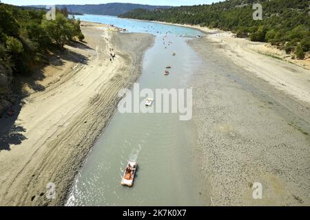 ©PHOTOPQR/NICE MATIN/RAPHAEL SCHOTT ; Aiguines ; 09/08/2022 ; Le Niveau d'Eau du Verdon étant au plus Bas, un arrété prefectoral interdit désormais la Navigation dans les Gorges du Verdon à partir du pont du Galetas à Aiguines (Var 83). Malgré cette interdiction certains touristes franchissent la ligne d'Eau (corde+bouées) qui matérialise la frontière entre Partie navigable et non navigable. La Navigation Reste possible sur le Lac de Sainte-Croix. - Verdon, Frankreich, august 2022. Dürre in Verdon, einem der turistischsten und natürlichsten Orte der Provence. Bis zum 9.. august ist es jetzt verboten, zu acce Stockfoto