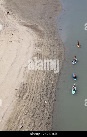 ©PHOTOPQR/LA PROVENCE/DUCLET Stéphane ; Moustiers-Sainte-Marie ; 09/08/2022 ; Secheresse au Niveau du pont du Galetas, entrée des Gorges du Verdon. 'La baignade et la remontée de toutes les embarcations dans les Gorges du Verdon en amont du pont du Galetas sont interdites' indiquent le site Internet des préfectures des Alpes-de-Haute-Provence et du Var en date du 5 août. La fermeture des Gorges est matérialisée par une ligne de bouées. Cette décision a été pry 'vu le déficit hydrique exceptionnel de l’année 2022 engendrant un marnage important des eaux de la retenue'. - Verdon, Frankreich, augu Stockfoto