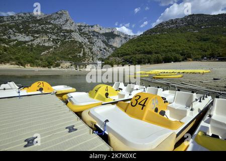 ©PHOTOPQR/NICE MATIN/RAPHAEL SCHOTT ; Aiguines ; 09/08/2022 ; Le Niveau d'Eau du Verdon étant au plus Bas, un arrété prefectoral interdit désormais la Navigation dans les Gorges du Verdon à partir du pont du Galetas à Aiguines (Var 83). Malgré cette interdiction certains touristes franchissent la ligne d'Eau (corde+bouées) qui matérialise la frontière entre Partie navigable et non navigable. La Navigation Reste possible sur le Lac de Sainte-Croix. - Verdon, Frankreich, august 2022. Dürre in Verdon, einem der turistischsten und natürlichsten Orte der Provence. Bis zum 9.. august ist es jetzt verboten, zu acce Stockfoto