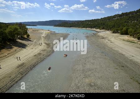 ©PHOTOPQR/NICE MATIN/RAPHAEL SCHOTT ; Aiguines ; 09/08/2022 ; Le Niveau d'Eau du Verdon étant au plus Bas, un arrété prefectoral interdit désormais la Navigation dans les Gorges du Verdon à partir du pont du Galetas à Aiguines (Var 83). Malgré cette interdiction certains touristes franchissent la ligne d'Eau (corde+bouées) qui matérialise la frontière entre Partie navigable et non navigable. La Navigation Reste possible sur le Lac de Sainte-Croix. - Verdon, Frankreich, august 2022. Dürre in Verdon, einem der turistischsten und natürlichsten Orte der Provence. Bis zum 9.. august ist es jetzt verboten, zu acce Stockfoto