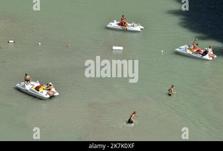 ©PHOTOPQR/NICE MATIN/RAPHAEL SCHOTT ; Aiguines ; 09/08/2022 ; Le Niveau d'Eau du Verdon étant au plus Bas, un arrété prefectoral interdit désormais la Navigation dans les Gorges du Verdon à partir du pont du Galetas à Aiguines (Var 83). Malgré cette interdiction certains touristes franchissent la ligne d'Eau (corde+bouées) qui matérialise la frontière entre Partie navigable et non navigable. La Navigation Reste possible sur le Lac de Sainte-Croix. - Verdon, Frankreich, august 2022. Dürre in Verdon, einem der turistischsten und natürlichsten Orte der Provence. Bis zum 9.. august ist es jetzt verboten, zu acce Stockfoto