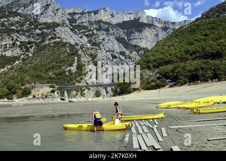 ©PHOTOPQR/NICE MATIN/RAPHAEL SCHOTT ; Aiguines ; 09/08/2022 ; Le Niveau d'Eau du Verdon étant au plus Bas, un arrété prefectoral interdit désormais la Navigation dans les Gorges du Verdon à partir du pont du Galetas à Aiguines (Var 83). Malgré cette interdiction certains touristes franchissent la ligne d'Eau (corde+bouées) qui matérialise la frontière entre Partie navigable et non navigable. La Navigation Reste possible sur le Lac de Sainte-Croix. - Verdon, Frankreich, august 2022. Dürre in Verdon, einem der turistischsten und natürlichsten Orte der Provence. Bis zum 9.. august ist es jetzt verboten, zu acce Stockfoto