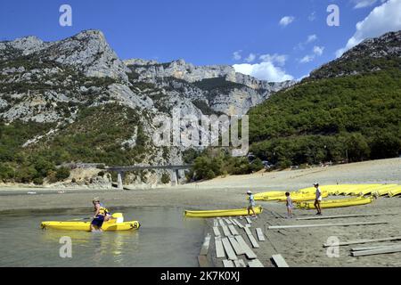 ©PHOTOPQR/NICE MATIN/RAPHAEL SCHOTT ; Aiguines ; 09/08/2022 ; Le Niveau d'Eau du Verdon étant au plus Bas, un arrété prefectoral interdit désormais la Navigation dans les Gorges du Verdon à partir du pont du Galetas à Aiguines (Var 83). Malgré cette interdiction certains touristes franchissent la ligne d'Eau (corde+bouées) qui matérialise la frontière entre Partie navigable et non navigable. La Navigation Reste possible sur le Lac de Sainte-Croix. - Verdon, Frankreich, august 2022. Dürre in Verdon, einem der turistischsten und natürlichsten Orte der Provence. Bis zum 9.. august ist es jetzt verboten, zu acce Stockfoto