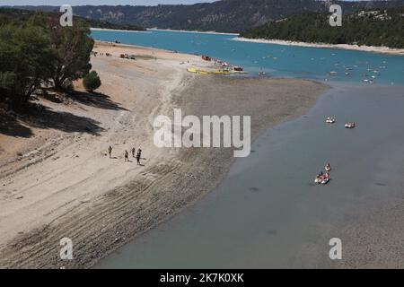 ©PHOTOPQR/LA PROVENCE/DUCLET Stéphane ; Moustiers-Sainte-Marie ; 09/08/2022 ; Secheresse au Niveau du pont du Galetas, entrée des Gorges du Verdon. 'La baignade et la remontée de toutes les embarcations dans les Gorges du Verdon en amont du pont du Galetas sont interdites' indiquent le site Internet des préfectures des Alpes-de-Haute-Provence et du Var en date du 5 août. La fermeture des Gorges est matérialisée par une ligne de bouées. Cette décision a été pry 'vu le déficit hydrique exceptionnel de l’année 2022 engendrant un marnage important des eaux de la retenue'. - Verdon, Frankreich, augu Stockfoto