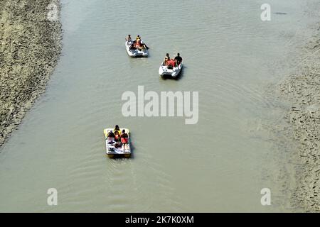 ©PHOTOPQR/NICE MATIN/RAPHAEL SCHOTT ; Aiguines ; 09/08/2022 ; Le Niveau d'Eau du Verdon étant au plus Bas, un arrété prefectoral interdit désormais la Navigation dans les Gorges du Verdon à partir du pont du Galetas à Aiguines (Var 83). Malgré cette interdiction certains touristes franchissent la ligne d'Eau (corde+bouées) qui matérialise la frontière entre Partie navigable et non navigable. La Navigation Reste possible sur le Lac de Sainte-Croix. - Verdon, Frankreich, august 2022. Dürre in Verdon, einem der turistischsten und natürlichsten Orte der Provence. Bis zum 9.. august ist es jetzt verboten, zu acce Stockfoto