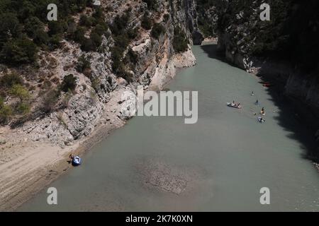 ©PHOTOPQR/LA PROVENCE/DUCLET Stéphane ; Moustiers-Sainte-Marie ; 09/08/2022 ; Secheresse au Niveau du pont du Galetas, entrée des Gorges du Verdon. 'La baignade et la remontée de toutes les embarcations dans les Gorges du Verdon en amont du pont du Galetas sont interdites' indiquent le site Internet des préfectures des Alpes-de-Haute-Provence et du Var en date du 5 août. La fermeture des Gorges est matérialisée par une ligne de bouées. Cette décision a été pry 'vu le déficit hydrique exceptionnel de l’année 2022 engendrant un marnage important des eaux de la retenue'. - Verdon, Frankreich, augu Stockfoto