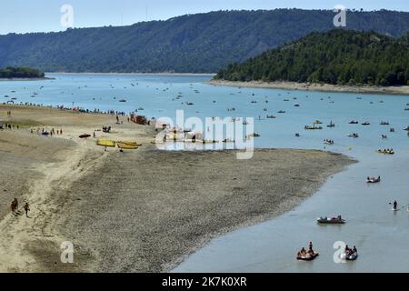 ©PHOTOPQR/NICE MATIN/RAPHAEL SCHOTT ; Aiguines ; 09/08/2022 ; Le Niveau d'Eau du Verdon étant au plus Bas, un arrété prefectoral interdit désormais la Navigation dans les Gorges du Verdon à partir du pont du Galetas à Aiguines (Var 83). Malgré cette interdiction certains touristes franchissent la ligne d'Eau (corde+bouées) qui matérialise la frontière entre Partie navigable et non navigable. La Navigation Reste possible sur le Lac de Sainte-Croix. - Verdon, Frankreich, august 2022. Dürre in Verdon, einem der turistischsten und natürlichsten Orte der Provence. Bis zum 9.. august ist es jetzt verboten, zu acce Stockfoto