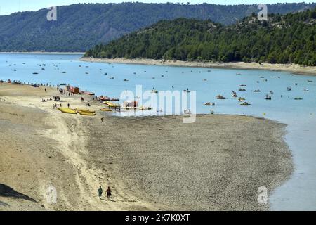 ©PHOTOPQR/NICE MATIN/RAPHAEL SCHOTT ; Aiguines ; 09/08/2022 ; Le Niveau d'Eau du Verdon étant au plus Bas, un arrété prefectoral interdit désormais la Navigation dans les Gorges du Verdon à partir du pont du Galetas à Aiguines (Var 83). Malgré cette interdiction certains touristes franchissent la ligne d'Eau (corde+bouées) qui matérialise la frontière entre Partie navigable et non navigable. La Navigation Reste possible sur le Lac de Sainte-Croix. - Verdon, Frankreich, august 2022. Dürre in Verdon, einem der turistischsten und natürlichsten Orte der Provence. Bis zum 9.. august ist es jetzt verboten, zu acce Stockfoto