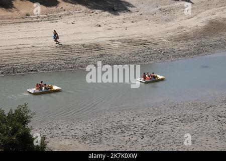 ©PHOTOPQR/LA PROVENCE/DUCLET Stéphane ; Moustiers-Sainte-Marie ; 09/08/2022 ; Secheresse au Niveau du pont du Galetas, entrée des Gorges du Verdon. 'La baignade et la remontée de toutes les embarcations dans les Gorges du Verdon en amont du pont du Galetas sont interdites' indiquent le site Internet des préfectures des Alpes-de-Haute-Provence et du Var en date du 5 août. La fermeture des Gorges est matérialisée par une ligne de bouées. Cette décision a été pry 'vu le déficit hydrique exceptionnel de l’année 2022 engendrant un marnage important des eaux de la retenue'. - Verdon, Frankreich, augu Stockfoto