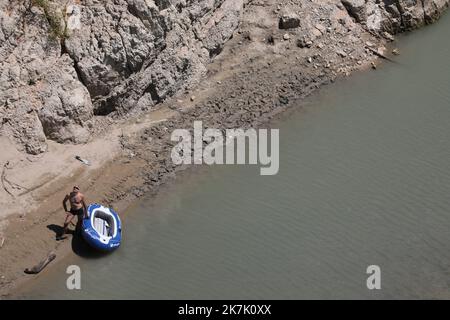 ©PHOTOPQR/LA PROVENCE/DUCLET Stéphane ; Moustiers-Sainte-Marie ; 09/08/2022 ; Secheresse au Niveau du pont du Galetas, entrée des Gorges du Verdon. 'La baignade et la remontée de toutes les embarcations dans les Gorges du Verdon en amont du pont du Galetas sont interdites' indiquent le site Internet des préfectures des Alpes-de-Haute-Provence et du Var en date du 5 août. La fermeture des Gorges est matérialisée par une ligne de bouées. Cette décision a été pry 'vu le déficit hydrique exceptionnel de l’année 2022 engendrant un marnage important des eaux de la retenue'. - Verdon, Frankreich, augu Stockfoto