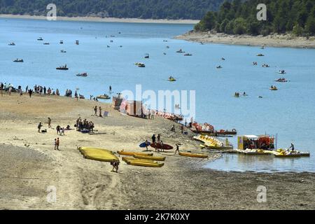 ©PHOTOPQR/NICE MATIN/RAPHAEL SCHOTT ; Aiguines ; 09/08/2022 ; Le Niveau d'Eau du Verdon étant au plus Bas, un arrété prefectoral interdit désormais la Navigation dans les Gorges du Verdon à partir du pont du Galetas à Aiguines (Var 83). Malgré cette interdiction certains touristes franchissent la ligne d'Eau (corde+bouées) qui matérialise la frontière entre Partie navigable et non navigable. La Navigation Reste possible sur le Lac de Sainte-Croix. - Verdon, Frankreich, august 2022. Dürre in Verdon, einem der turistischsten und natürlichsten Orte der Provence. Bis zum 9.. august ist es jetzt verboten, zu acce Stockfoto