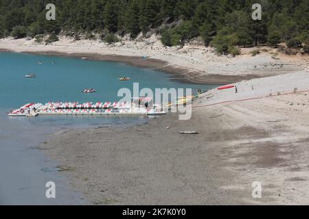 ©PHOTOPQR/LA PROVENCE/DUCLET Stéphane ; Moustiers-Sainte-Marie ; 09/08/2022 ; Secheresse au Niveau du pont du Galetas, entrée des Gorges du Verdon. 'La baignade et la remontée de toutes les embarcations dans les Gorges du Verdon en amont du pont du Galetas sont interdites' indiquent le site Internet des préfectures des Alpes-de-Haute-Provence et du Var en date du 5 août. La fermeture des Gorges est matérialisée par une ligne de bouées. Cette décision a été pry 'vu le déficit hydrique exceptionnel de l’année 2022 engendrant un marnage important des eaux de la retenue'. - Verdon, Frankreich, augu Stockfoto