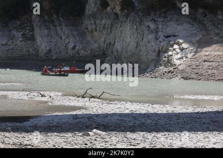 ©PHOTOPQR/LA PROVENCE/DUCLET Stéphane ; Moustiers-Sainte-Marie ; 09/08/2022 ; Secheresse au Niveau du pont du Galetas, entrée des Gorges du Verdon. 'La baignade et la remontée de toutes les embarcations dans les Gorges du Verdon en amont du pont du Galetas sont interdites' indiquent le site Internet des préfectures des Alpes-de-Haute-Provence et du Var en date du 5 août. La fermeture des Gorges est matérialisée par une ligne de bouées. Cette décision a été pry 'vu le déficit hydrique exceptionnel de l’année 2022 engendrant un marnage important des eaux de la retenue'. - Verdon, Frankreich, augu Stockfoto