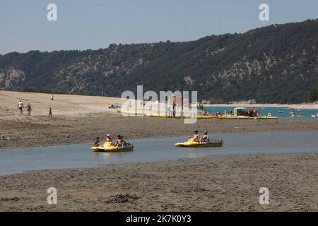 ©PHOTOPQR/LA PROVENCE/DUCLET Stéphane ; Moustiers-Sainte-Marie ; 09/08/2022 ; Secheresse au Niveau du pont du Galetas, entrée des Gorges du Verdon. 'La baignade et la remontée de toutes les embarcations dans les Gorges du Verdon en amont du pont du Galetas sont interdites' indiquent le site Internet des préfectures des Alpes-de-Haute-Provence et du Var en date du 5 août. La fermeture des Gorges est matérialisée par une ligne de bouées. Cette décision a été pry 'vu le déficit hydrique exceptionnel de l’année 2022 engendrant un marnage important des eaux de la retenue'. - Verdon, Frankreich, augu Stockfoto