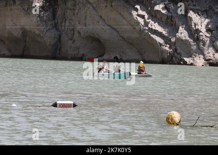 ©PHOTOPQR/LA PROVENCE/DUCLET Stéphane ; Moustiers-Sainte-Marie ; 09/08/2022 ; Secheresse au Niveau du pont du Galetas, entrée des Gorges du Verdon. 'La baignade et la remontée de toutes les embarcations dans les Gorges du Verdon en amont du pont du Galetas sont interdites' indiquent le site Internet des préfectures des Alpes-de-Haute-Provence et du Var en date du 5 août. La fermeture des Gorges est matérialisée par une ligne de bouées. Cette décision a été pry 'vu le déficit hydrique exceptionnel de l’année 2022 engendrant un marnage important des eaux de la retenue'. - Verdon, Frankreich, augu Stockfoto