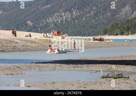 ©PHOTOPQR/LA PROVENCE/DUCLET Stéphane ; Moustiers-Sainte-Marie ; 09/08/2022 ; Secheresse au Niveau du pont du Galetas, entrée des Gorges du Verdon. 'La baignade et la remontée de toutes les embarcations dans les Gorges du Verdon en amont du pont du Galetas sont interdites' indiquent le site Internet des préfectures des Alpes-de-Haute-Provence et du Var en date du 5 août. La fermeture des Gorges est matérialisée par une ligne de bouées. Cette décision a été pry 'vu le déficit hydrique exceptionnel de l’année 2022 engendrant un marnage important des eaux de la retenue'. - Verdon, Frankreich, augu Stockfoto