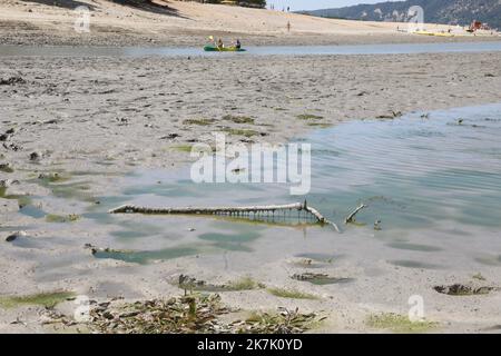 ©PHOTOPQR/LA PROVENCE/DUCLET Stéphane ; Moustiers-Sainte-Marie ; 09/08/2022 ; Secheresse au Niveau du pont du Galetas, entrée des Gorges du Verdon. 'La baignade et la remontée de toutes les embarcations dans les Gorges du Verdon en amont du pont du Galetas sont interdites' indiquent le site Internet des préfectures des Alpes-de-Haute-Provence et du Var en date du 5 août. La fermeture des Gorges est matérialisée par une ligne de bouées. Cette décision a été pry 'vu le déficit hydrique exceptionnel de l’année 2022 engendrant un marnage important des eaux de la retenue'. - Verdon, Frankreich, augu Stockfoto