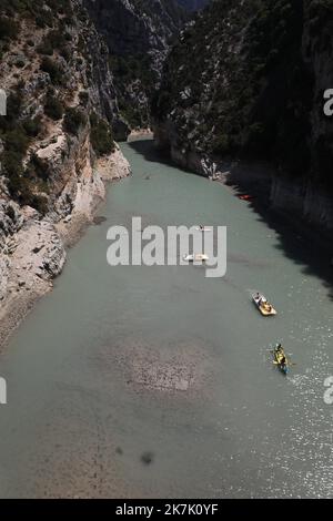 ©PHOTOPQR/LA PROVENCE/DUCLET Stéphane ; Moustiers-Sainte-Marie ; 09/08/2022 ; Secheresse au Niveau du pont du Galetas, entrée des Gorges du Verdon. 'La baignade et la remontée de toutes les embarcations dans les Gorges du Verdon en amont du pont du Galetas sont interdites' indiquent le site Internet des préfectures des Alpes-de-Haute-Provence et du Var en date du 5 août. La fermeture des Gorges est matérialisée par une ligne de bouées. Cette décision a été pry 'vu le déficit hydrique exceptionnel de l’année 2022 engendrant un marnage important des eaux de la retenue'. - Verdon, Frankreich, augu Stockfoto