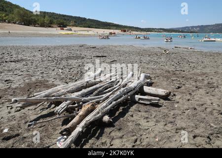 ©PHOTOPQR/LA PROVENCE/DUCLET Stéphane ; Moustiers-Sainte-Marie ; 09/08/2022 ; Secheresse au Niveau du pont du Galetas, entrée des Gorges du Verdon. 'La baignade et la remontée de toutes les embarcations dans les Gorges du Verdon en amont du pont du Galetas sont interdites' indiquent le site Internet des préfectures des Alpes-de-Haute-Provence et du Var en date du 5 août. La fermeture des Gorges est matérialisée par une ligne de bouées. Cette décision a été pry 'vu le déficit hydrique exceptionnel de l’année 2022 engendrant un marnage important des eaux de la retenue'. - Verdon, Frankreich, augu Stockfoto