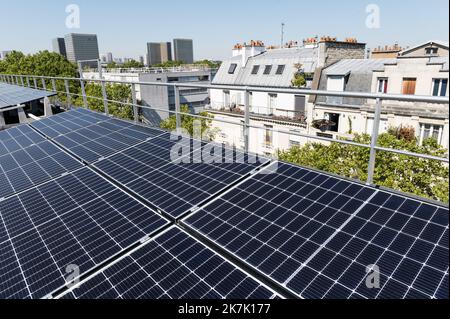 ©PHOTOPQR/OUEST FRANCE/Martin ROCHE / OUEST-FRANCE ; PARIS ; 10/08/2022 ; Reportage pour le DOF ce mercredi 10 août 2022 sur les énergies citoyennes . ICI, des panneaux solaires ont été posés sur les toits de Paris , dont des HLM et une piscine au pied de la Tour Eiffel . Illustration panneaux solaires sur les toits de Paris Foto: Martin ROCHE - Pairs, Frankreich, august 10. 2022 Photovoltaikmodule zur Steigerung der Stromproduktion in Frankreich Stockfoto