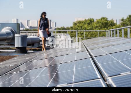 ©PHOTOPQR/OUEST FRANCE/Martin ROCHE / OUEST-FRANCE ; PARIS ; 10/08/2022 ; Reportage pour le DOF ce mercredi 10 août 2022 sur les énergies citoyennes . ICI, des panneaux solaires ont été posés sur les toits de Paris , dont des HLM et une piscine au pied de la Tour Eiffel . Illustration panneaux solaires sur les toits de Paris Foto: Martin ROCHE - Pairs, Frankreich, august 10. 2022 Photovoltaikmodule zur Steigerung der Stromproduktion in Frankreich Stockfoto